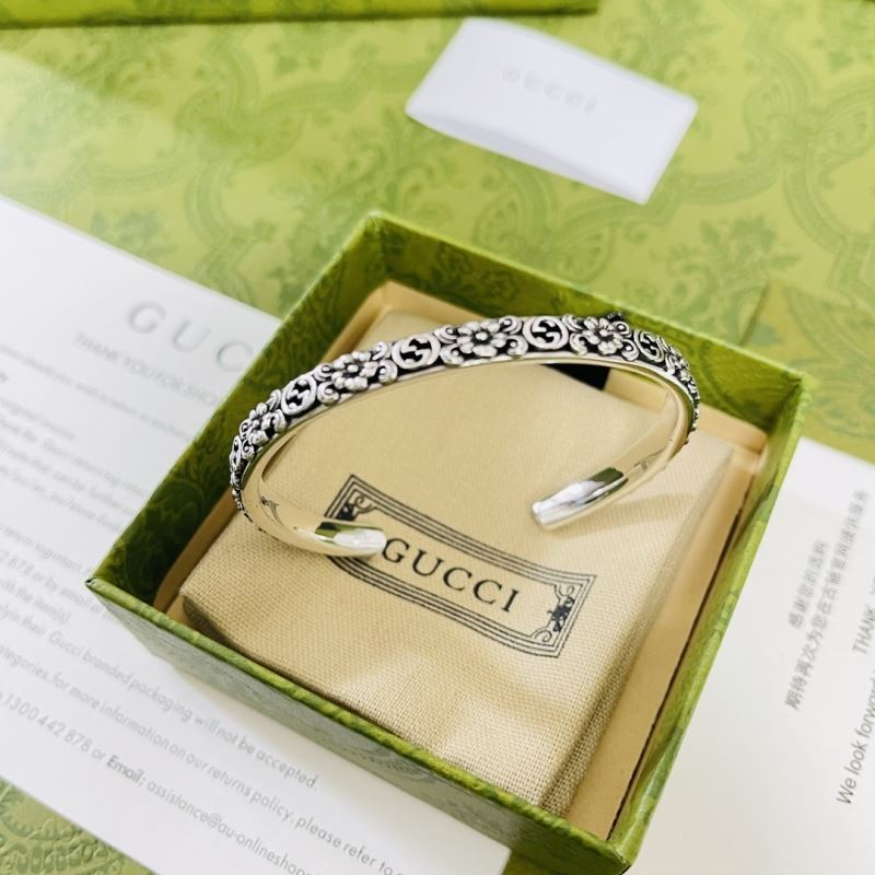 G*u*i bracelets